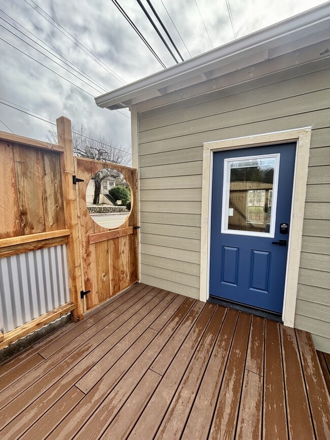 Building Photo - 668 S Auburn St