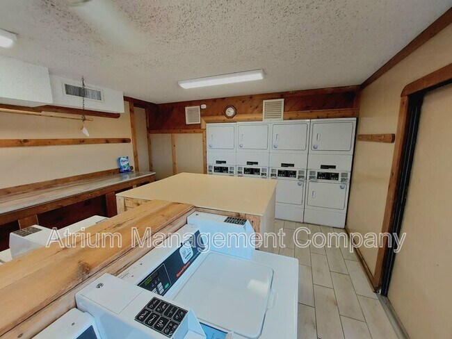 Building Photo - 1920 Edgewood Dr