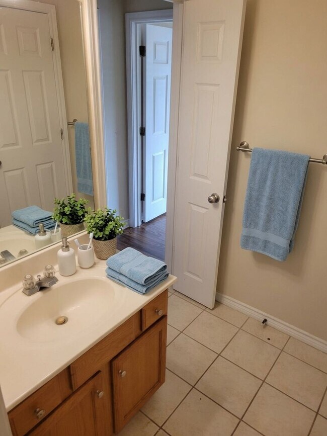 Building Photo - AUGUST 2026 PRE-LEASE!!  Adorable 4 Bedroom 2 Bathroom Home