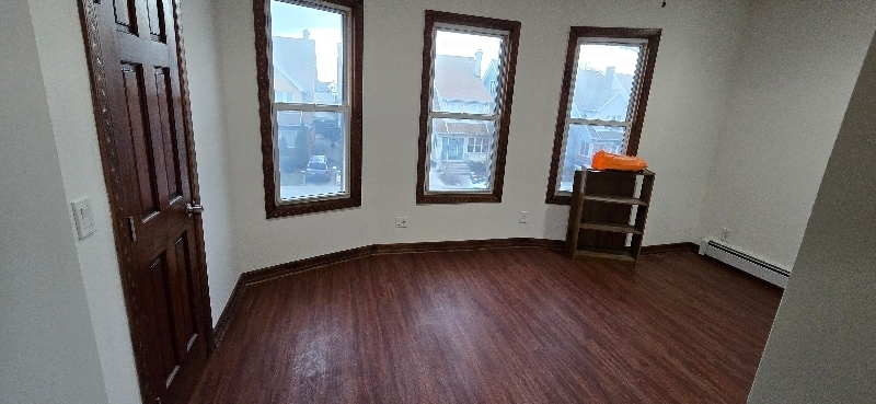 Building Photo - 400 E 7th St