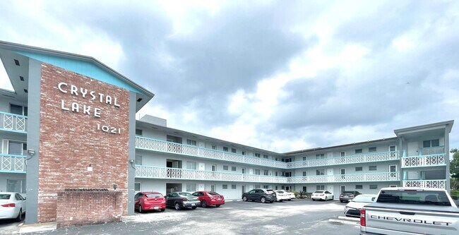 Building Photo - 1021 Crystal Lake Dr