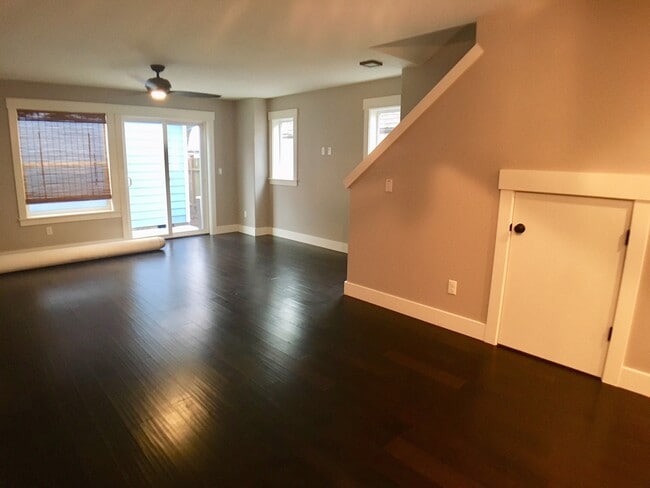 Building Photo - Spacious 3br/3.5ba House with Garage & AC in South Tabor Neighborhood