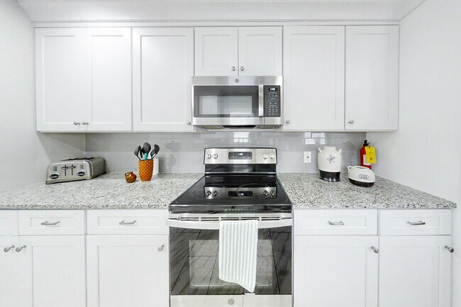 Building Photo - THE AKRIDGE | Newly-renovated & high-quality Atlanta Home! Top-of-the-line finishes, granite coun...