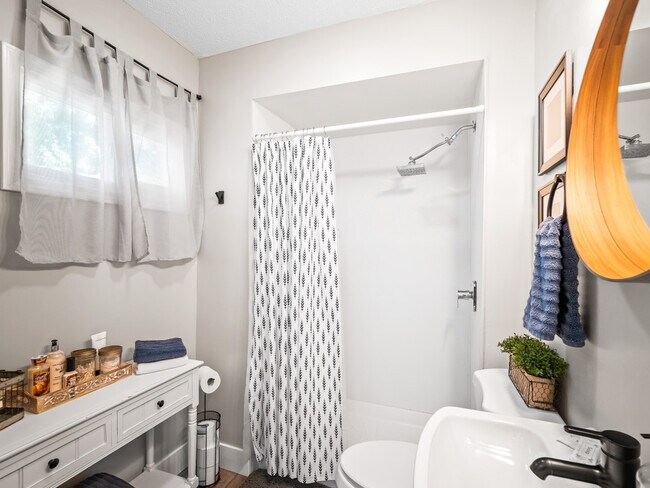 Building Photo - 971 Hayes Ave