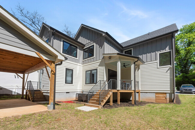 Building Photo - 2217 Ridgedale Rd NE