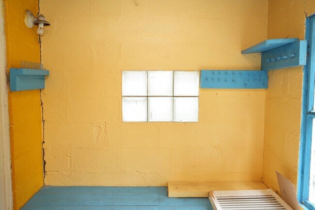 Building Photo - 2321 Fontaine Ave Ext