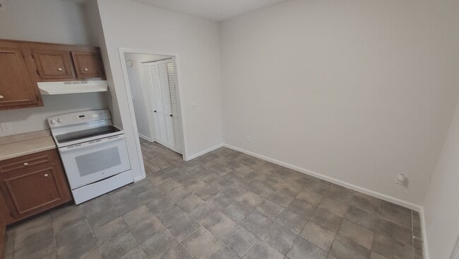 Building Photo - 301 Hickory Pl
