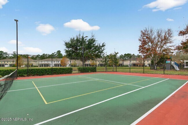 Building Photo - 411 Walnut Dr