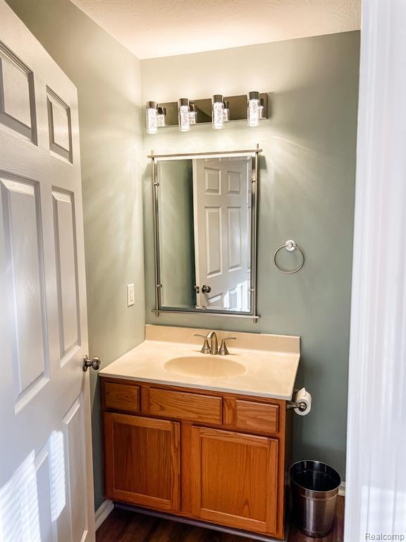 Building Photo - 1104 E Oak Dr