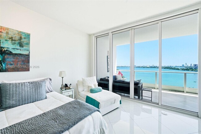 Building Photo - 2020 N Bayshore Dr