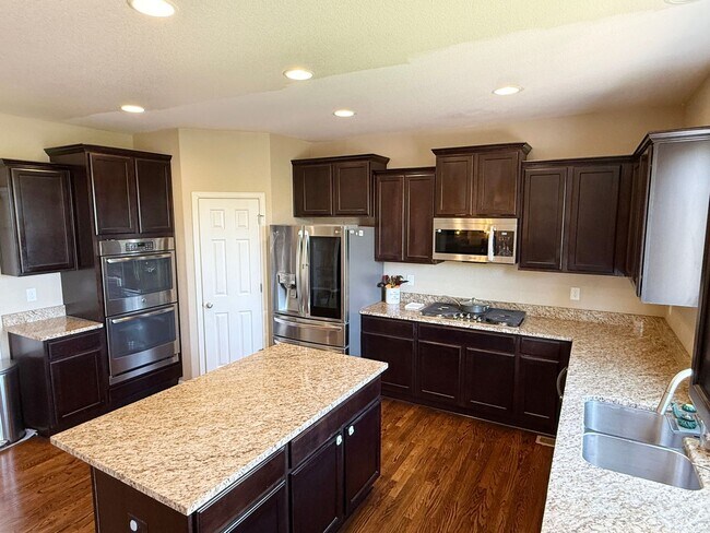 Building Photo - Amazing large 2-Story with open floor plan...