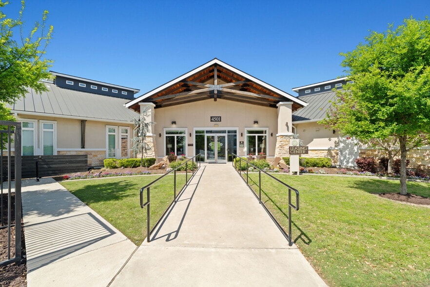 Building Photo - Woodlands at the Preserve