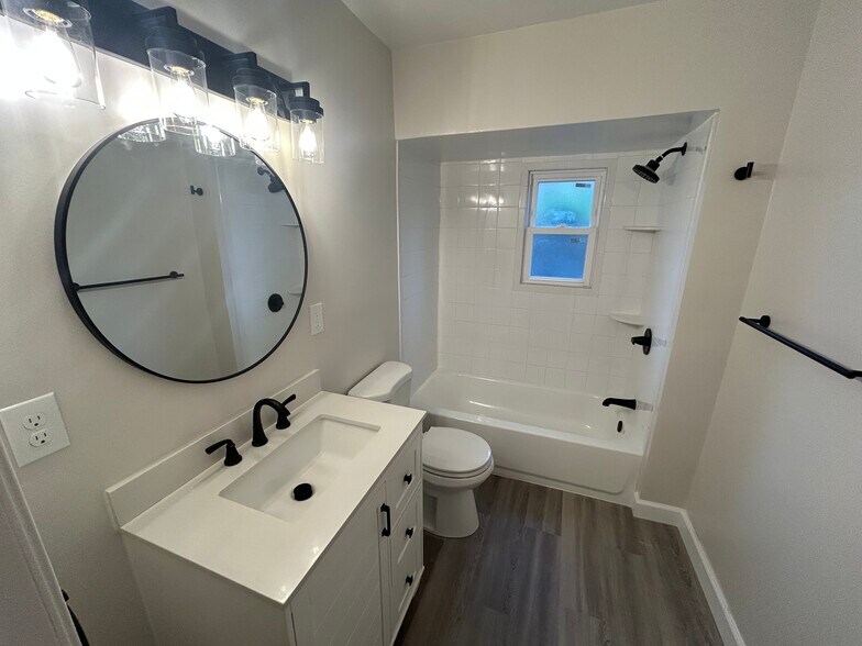 Bath - 12161 Inkster Rd