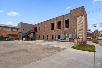 Building Photo - 1100 S Lake St