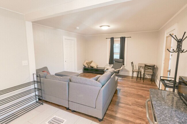 Building Photo - Three Bedroom One Bath