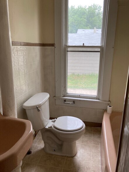 Building Photo - 611 N Adams St