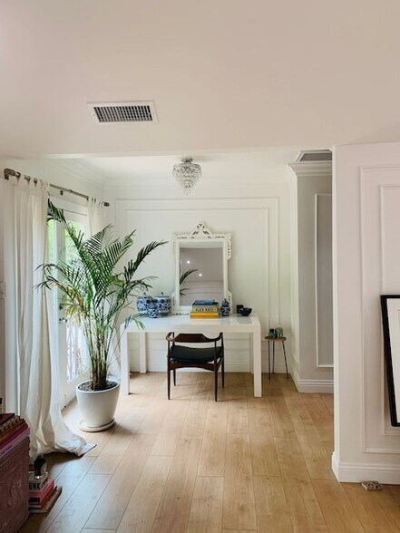 Dining Room - 607 N Windsor Blvd