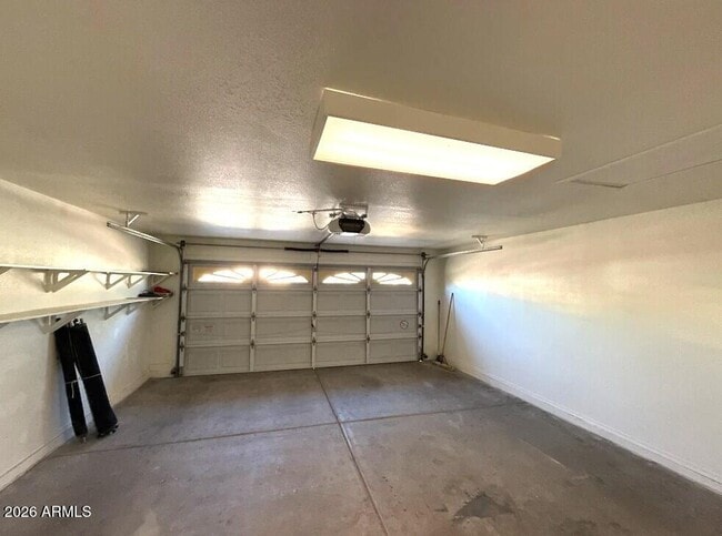 Building Photo - 913 W Horseshoe Ave