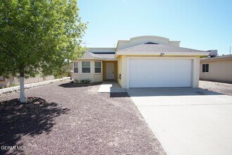 Building Photo - 807 Jaime St