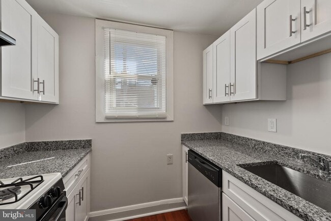 Building Photo - 733 S Conkling St