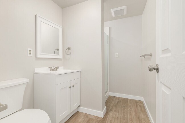 Building Photo - Crown Hill 3 Bedroom Daylight Basement Home