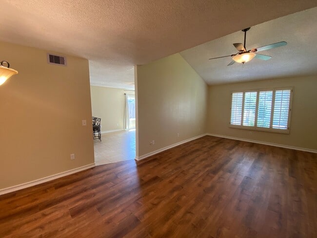 Building Photo - 3 Bedroom Home - Centrally Located with So...