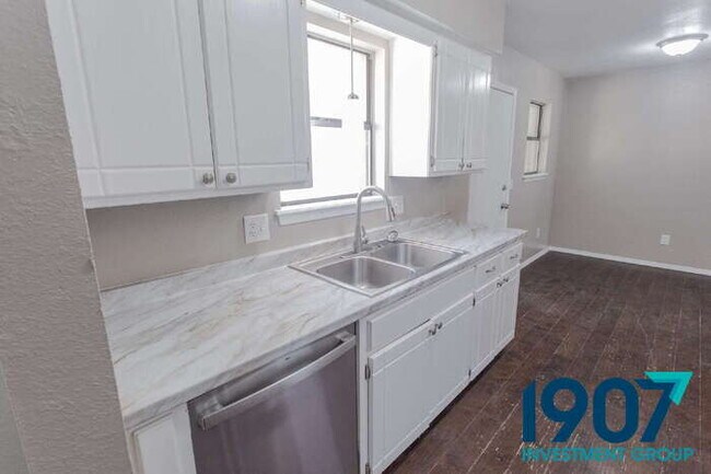 Building Photo - Spacious 5-Bedroom Home in Moore with Rece...