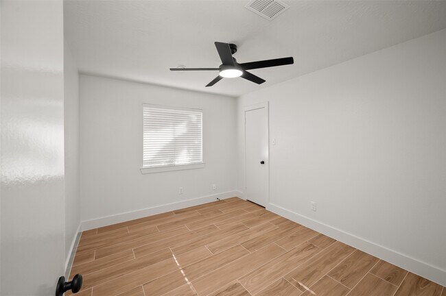 Building Photo - 303 Knoll Forest Dr