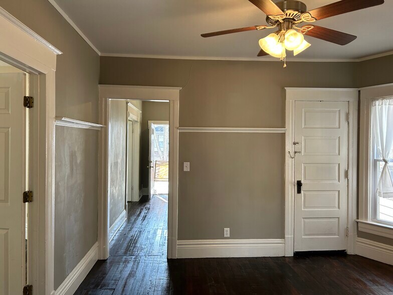 Building Photo - 503 W Allen St