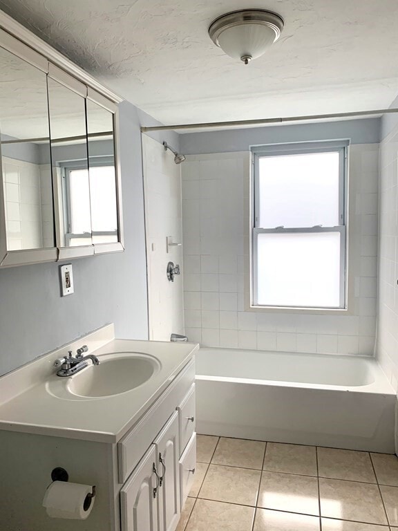 Building Photo - 136 Wrentham St