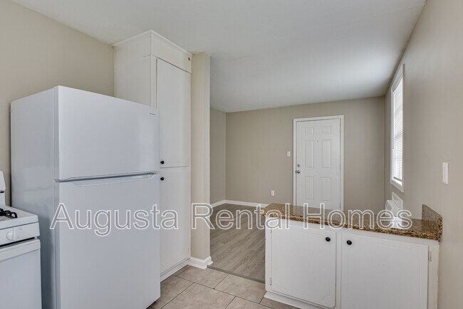 Building Photo - 323A Verdery Dr