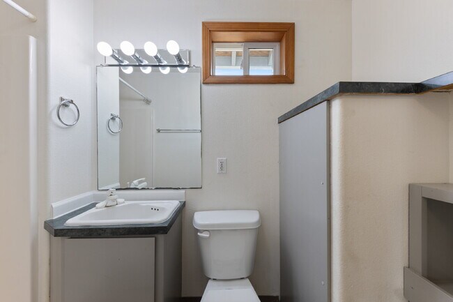 Building Photo - Charming 1 bedroom Cottage