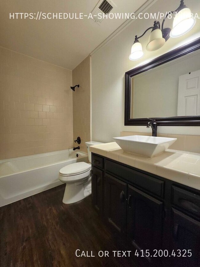 Building Photo - Beautifully renovated 3-bedroom, 2-bath ho...