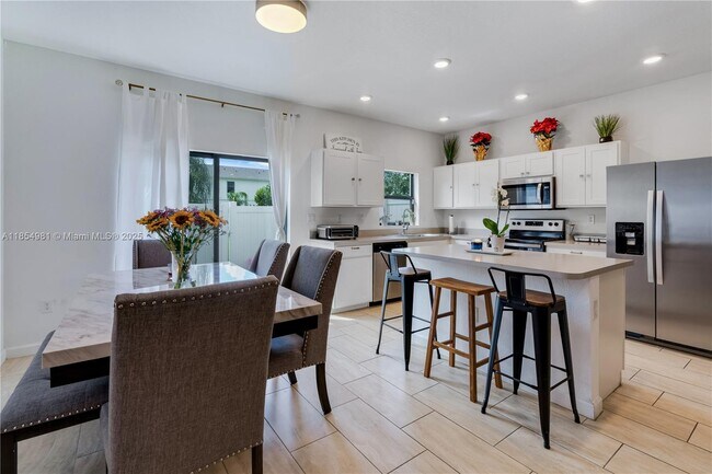 Building Photo - 1150 SW 6th Ave