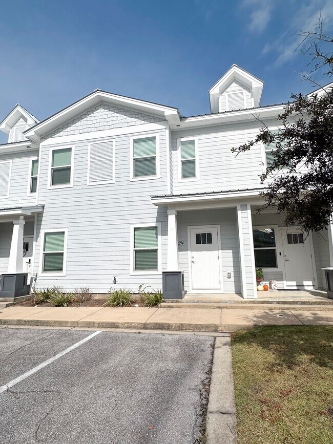 Building Photo - Centrally located townhome in The Verandas