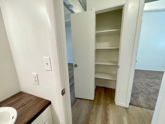 Building Photo - DESIRABLE MILLWOOD NEIGHBORHOOD ON TREE LI...