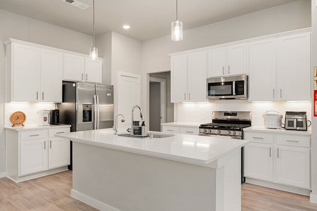 Building Photo - 21670 Wave Holw Dr