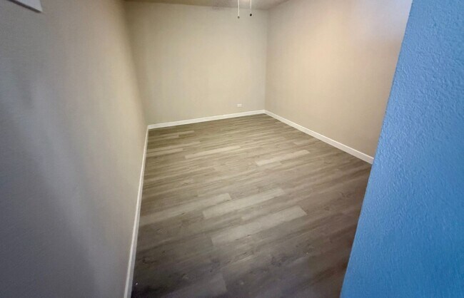 Building Photo - Renovated 1 Bedroom Available Now! All Uti...