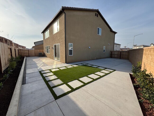 Building Photo - 2909 E Corteza Dr