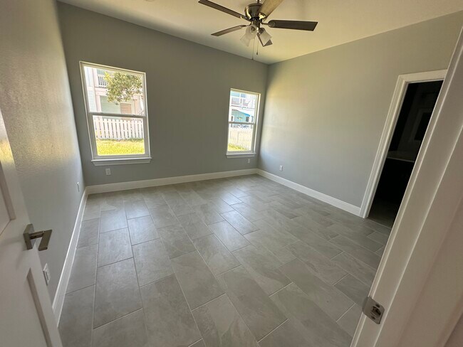 Building Photo - 136 Breezeway Dr