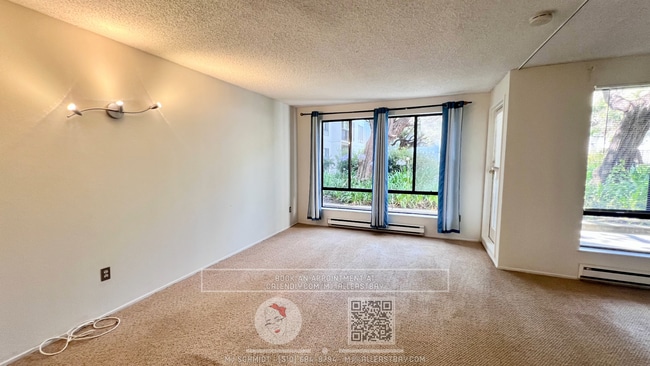 Building Photo - Bright Studio with courtyard view, include...