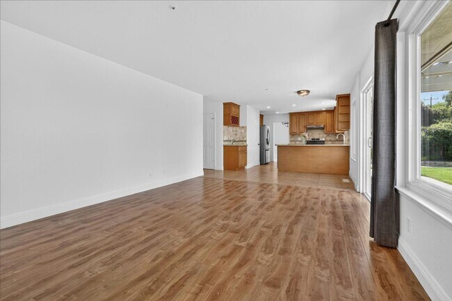 Building Photo - Toro Sunshine Expansive 4 Bed/ 3 Bath Home!