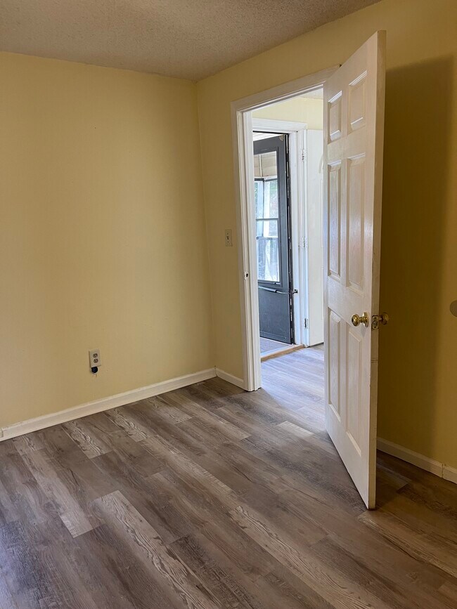 Building Photo - 1028 Simmons Dr