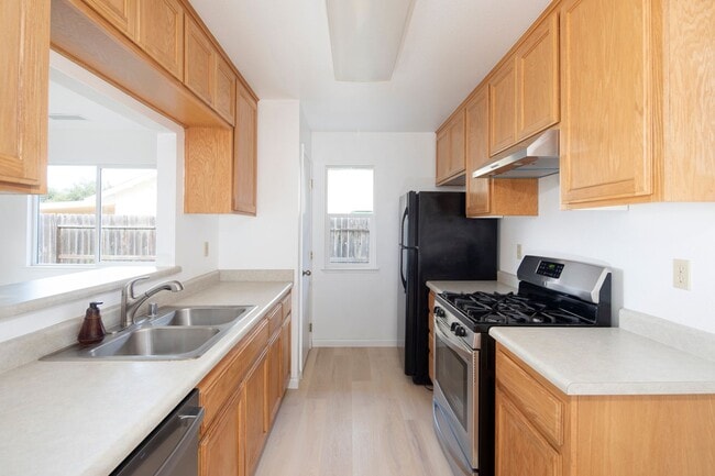 Building Photo - Lovely 3 Bedroom Home in Beautiful Los Alamos!