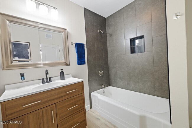 Building Photo - 1630 E Catalina Dr