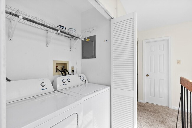 Building Photo - Spacious 1,440 SF Central West End Home with Garage Parking, Pool Access & Close to BJC/WashU