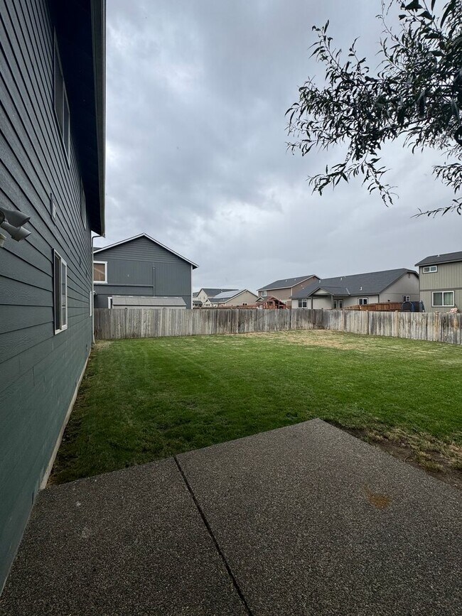 Building Photo - HUGE PET FRIENDLY Rental