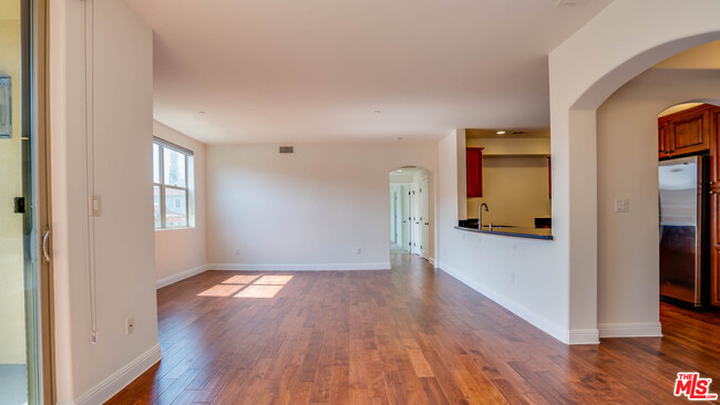 Building Photo - 5037 Rosewood Ave