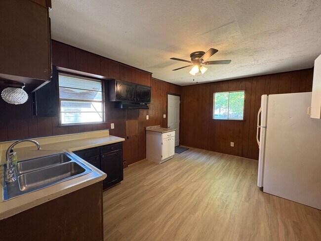 Building Photo - Cozy 3 bedroom/1 bath house!