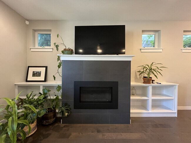 Building Photo - Spacious 2,511 Sq Ft Wilsonville Townhome with Vaulted Loft, Modern Kitchen & Attached Two-Car Ga...